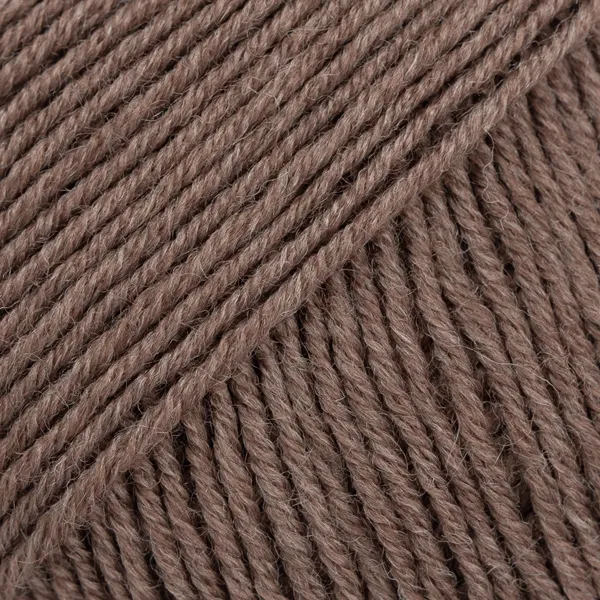 Zdjęcie motka włóczki Drops Baby Merino w kolorze 61 migdałowy. Ciepły, naturalny odcień brązu idealny do ubranek, czapek i maskotek.