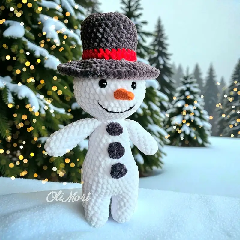 Gotowa maskotka szydełkowa – bałwanek OliMisie, darmowy wzór OliMori.
