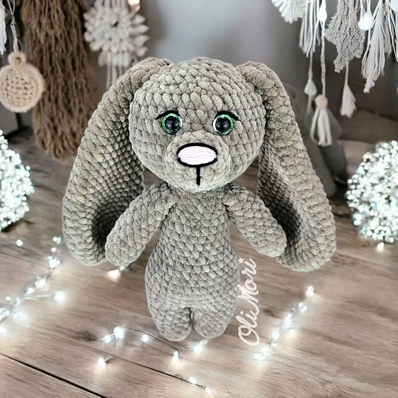 Gotowa maskotka szydełkowa – królik OliMisie, darmowy wzór OliMori.