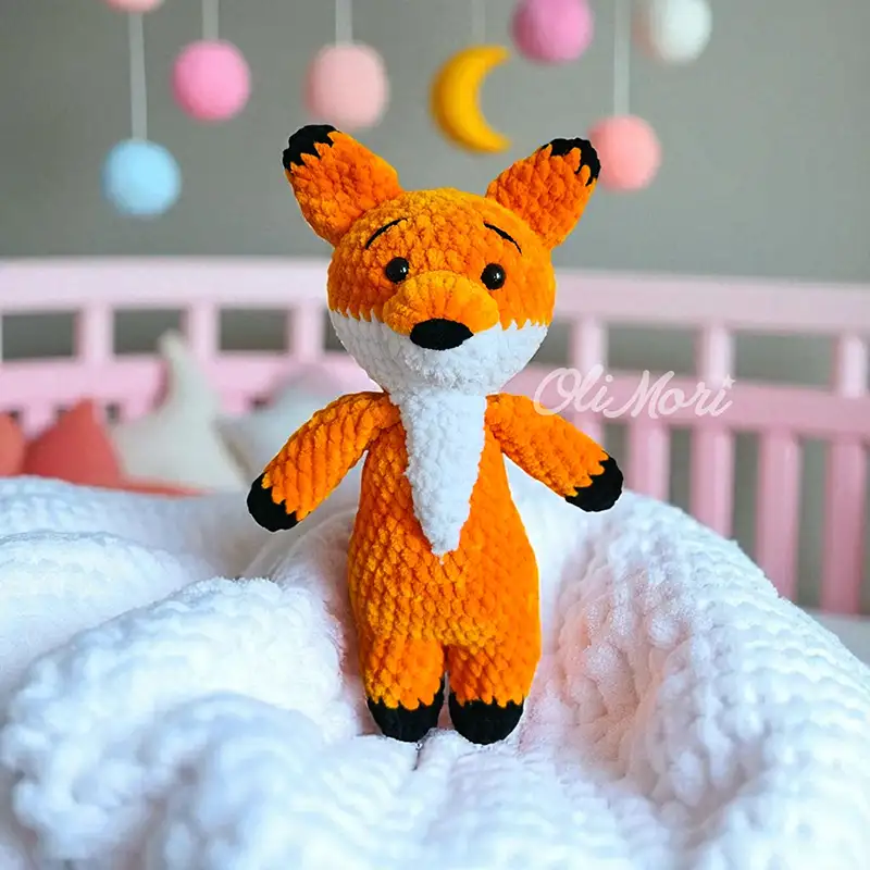 Gotowa maskotka szydełkowa – lisek OliMisie, darmowy wzór OliMori.