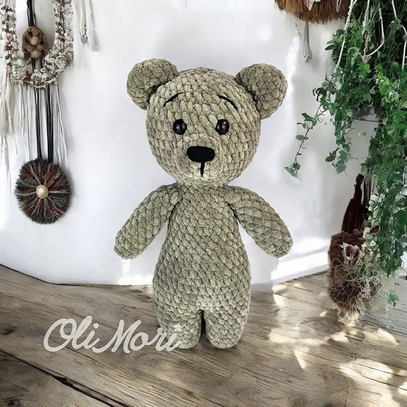 Gotowa maskotka szydełkowa – miś OliMisie, darmowy wzór OliMori.