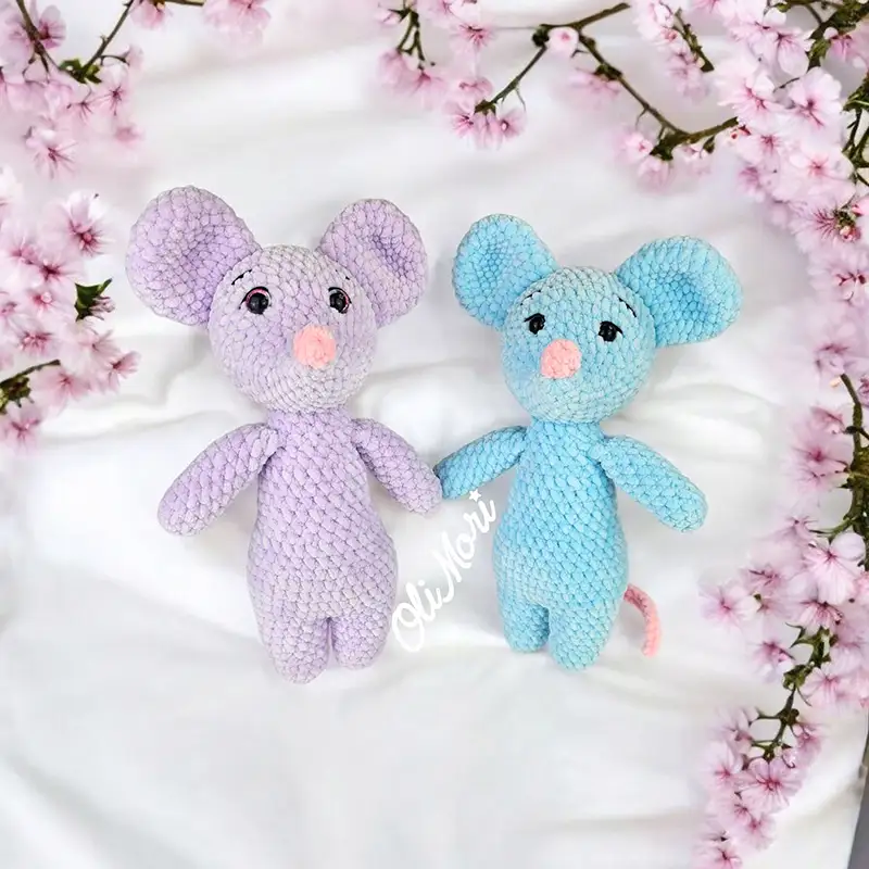 Gotowa maskotka szydełkowa – myszka OliMisie, darmowy wzór OliMori.