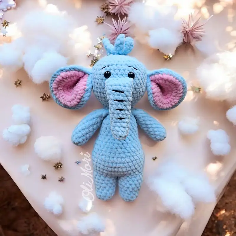 Gotowa maskotka szydełkowa – słonik OliMisie, darmowy wzór OliMori.