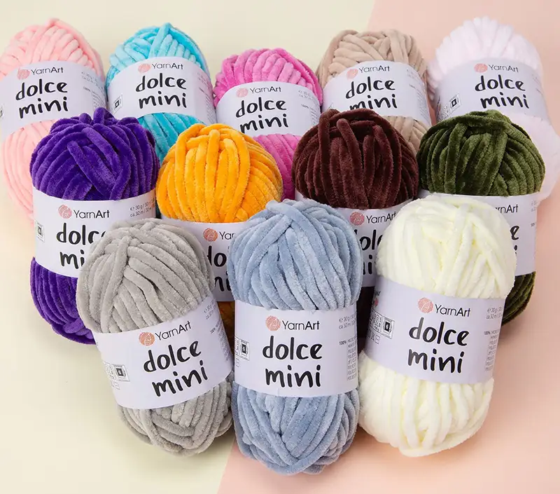 Motki zestawu YarnArt Dolce Mini – 12 różnych odcieni obok siebie