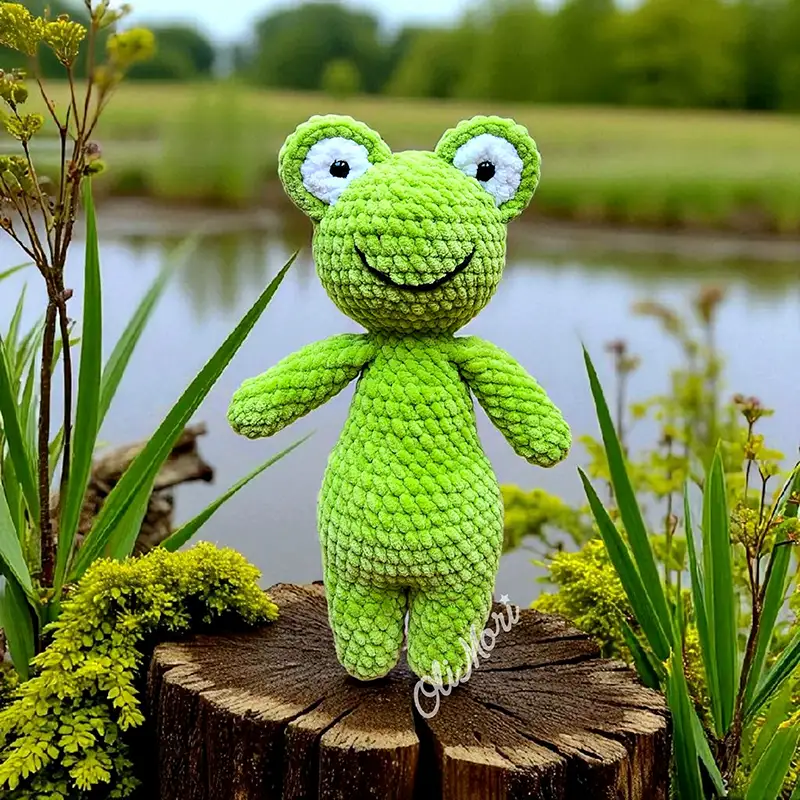 Gotowa maskotka szydełkowa – żaba OliMisie, darmowy wzór OliMori.