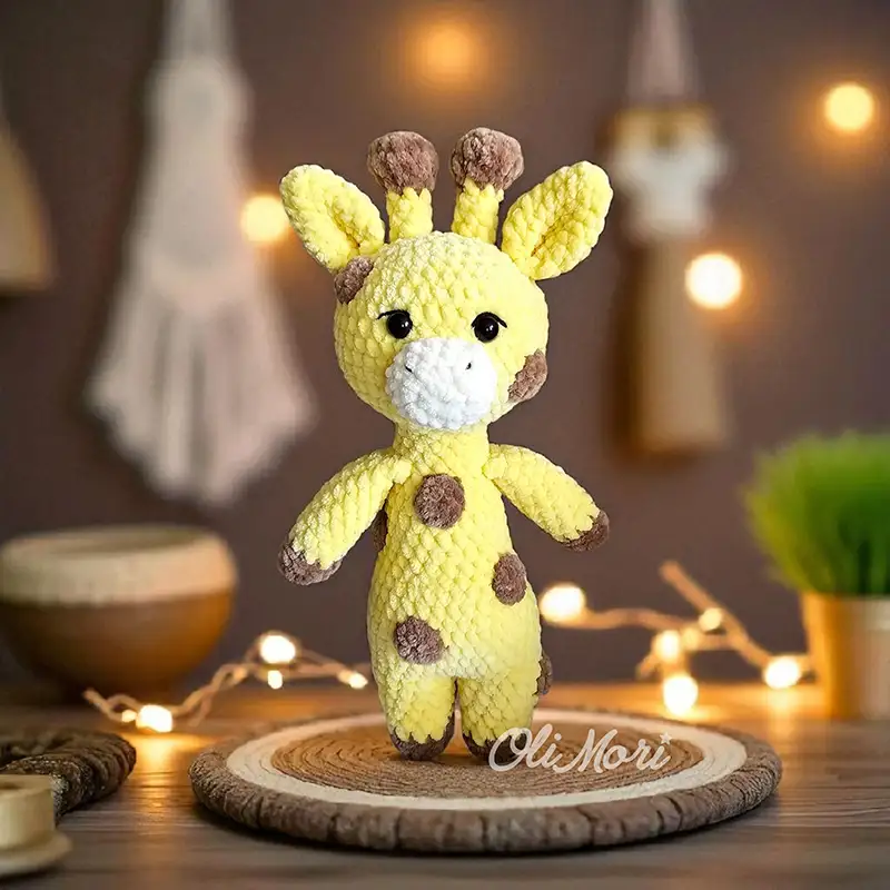 Gotowa maskotka szydełkowa – żyrafa OliMisie, darmowy wzór OliMori.