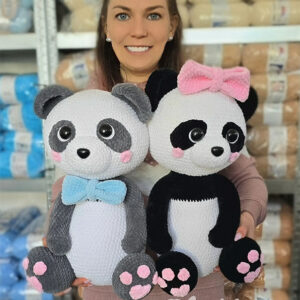 Ania z Olimori z gotowymi maskotkami szydełkowymi pand - chłopiec i dziewczynka